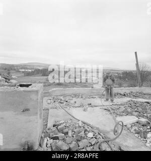 Corrente 47-1-1960: Gli aerei nel soggiorno. Sappiamo ancora troppo poco degli effetti del rumore sull'udito e sui nervi. Tuttavia, stiamo iniziando a costruire un grande aeroporto in una zona densamente costruita: Fornebu. Certo, molte case sono state costruite dopo l'arrivo dell'aeroporto, ma è chiaro che questa era una tipica zona residenziale, ben adatta per lo sviluppo suburbano. Foto: Ivar Aaserud / Aktuell / NTB ***FOTO NON ELABORATA*** Foto Stock