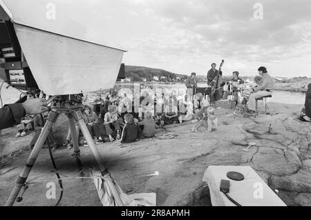 Corrente 28 - 4 - 1974: Cacciato dalla spiaggia Coppia sposata Ada Haug e Odd Grythe viaggio dal campeggio al campeggio e fare materiale televisivo. Ci sono trasmissioni live. Ma richiedono anche un ampio lavoro preparatorio. Foto: Ivar Aaserud / Aktuell / NTB ***FOTO NON ELABORATA*** Foto Stock