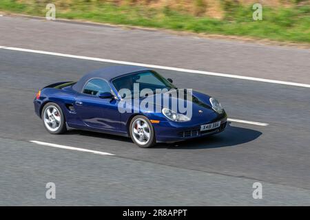 2000 Blue Porsche Boxster S, Roadster benzina 3179 cc viaggiando sull'autostrada M6, Regno Unito Foto Stock