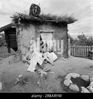 Corrente 25-10-1960: 4000 anni fa Roger Johannessen di Fredrikstad, che in tempi moderni è un insegnante a Hvaler, non ha dubbi. Preferisce l'età della pietra. Non l'ha mai avuto così bene come la settimana in cui è stato mandato 4.000 anni indietro nel tempo. Foto: Ivar Aaserud / Aktuell / NTB ***FOTO NON ELABORATA*** Foto Stock