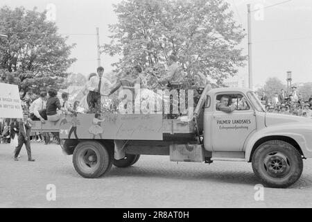 Corrente 24-8-1960: Avventura nella posta Dispatcher ferroviario Louis Forsdike pensò che fosse tutto menzogne e fantasia quando trovò la grande avventura nella cassetta postale a casa sua a Dovercourt, Essex, Inghilterra, una mattina qualche settimana fa. Si trattava di una lettera del comune di Stavanger che invitava tutta la famiglia di quattro persone per un viaggio di dieci giorni a Stavanger, gratuito. Questo non accade, ha detto il Sig. Forsdike. Foto: Ivar Aaserud / Aktuell / NTB ***FOTO NON ELABORATA*** Foto Stock