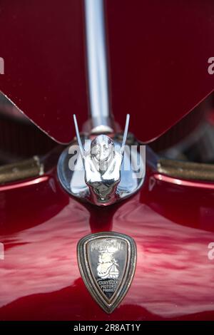 Father's Day Auto Show - Hyannis, Massachusetts, Cape Cod - USA. Ornamento cofano di un'automobile Chrysler in esposizione. Foto Stock