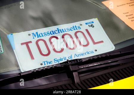 Father's Day Auto Show - Hyannis, Massachusetts, Cape Cod - USA. Una targa del Massachusetts sul cruscotto di un'automobile in esposizione. Foto Stock