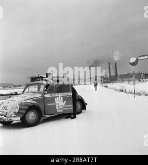 Attuale 53-11-1960: Chi vuole una macchina libera? La fortunata finger car continua il suo viaggio nel Telemark rivestito d'inverno. Se avete la destra thumbprint potete vincere un automobile. Foto: Sverre A. Børretzen / Arnfinn B. Storkaas / Aktuell / NTB ***FOTO NON ELABORATA*** Foto Stock