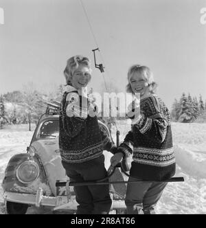 Attuale 53-11-1960: Chi vuole una macchina libera? La fortunata finger car continua il suo viaggio nel Telemark rivestito d'inverno. Se avete la destra thumbprint potete vincere un automobile. Foto: Sverre A. Børretzen / Arnfinn B. Storkaas / Aktuell / NTB ***FOTO NON ELABORATA*** Foto Stock