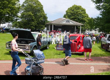 Salone dell'auto per la festa del papà - Hyannis, Massachusetts, Cape Cod - USA. Le persone passano davanti alle automobili in mostra Foto Stock