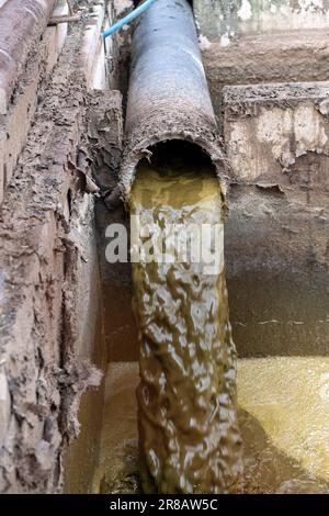 Il liquame proveniente da un capannone di bestiame che scorre in una laguna dove sarà immagazzinato dopo averla separata dall'acqua, per poi diffondersi sul terreno come fertilizzante. Du Foto Stock