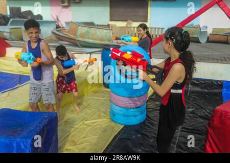 Gaza, Palestina. 19th giugno, 2023. I bambini palestinesi possono divertirsi con i giochi d'acqua durante le vacanze estive a Gaza City. Il parco acquatico per bambini è stato aperto quest'estate per la prima volta a Gaza City. (Foto di Mahmoud Issa/SOPA Images/Sipa USA) Credit: Sipa USA/Alamy Live News Foto Stock