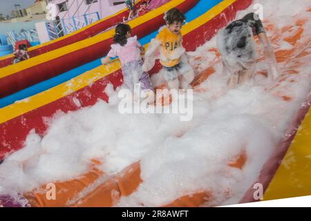 Gaza, Palestina. 19th giugno, 2023. I bambini palestinesi possono divertirsi con i giochi d'acqua durante le vacanze estive a Gaza City. Il parco acquatico per bambini è stato aperto quest'estate per la prima volta a Gaza City. (Foto di Mahmoud Issa/SOPA Images/Sipa USA) Credit: Sipa USA/Alamy Live News Foto Stock