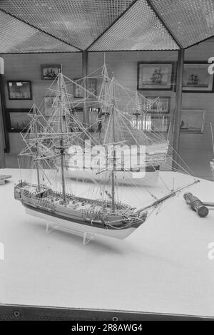 Aktuell 20 - 1974: La vela in Norvegia in casa il Museo Marittimo Norvegese è stato fondato 60 anni fa, ma solo in questi giorni si può dire che è stato correttamente istituito in stretta associazione con la Framhuset e la casa Kon-Tiki fuori su Bygdøynes. La fregata "Løvendals Galley", la prima nave di comando di Tordenskiold, aveva 18 cannoni e fu costruita a Langesund nel 1712. La fregata a vapore "Kong Sverre" è stata costruita nel 1856-1864, la più grande delle tre nella regione nordica. Foto: Sverre A. Børretzen / Aktuell / NTB ***FOTO NON ELABORATA*** Foto Stock