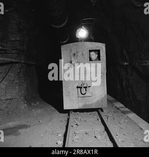 Corrente 17-1950: Industria nel deserto e Between montagne innevate al confine svedese, lontano ad est di Bodø, si trova Sulitjelma. La popolazione di questa città di montagna dipende completamente dall'attività mineraria e dalle loro miniere. Le comunicazioni sono scarse. In primavera e in autunno, Sulitjelma può essere completamente isolato dal mondo esterno. Le 3.000 persone che vivono lì sono tutte 'noi' e vivono la propria vita - quasi come uno stato all'interno di uno stato. Foto: Sverre A. Børretzen / Aktuell / NTB ***FOTO NON ELABORATA*** Foto Stock