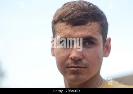 Un giovane lavoratore è raffigurato su uno sfondo bianco, che mostra le sfide dell'industria agricola. essenza della raccolta del grano, sottolinea Foto Stock