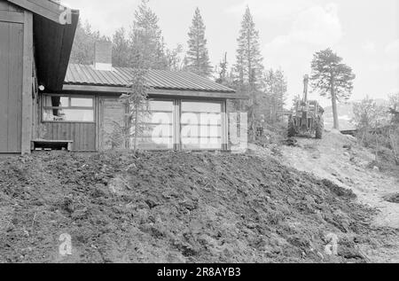 Corrente 28 - 3 - 1974: Vacanza in cabina in una nuova viaEven in Norvegia, non abbiamo spazio per un numero illimitato di cabine e case di vacanza nella nostra natura spaziosa se ci devono essere zone ancora intatte. Dobbiamo riunire più persone per ogni cabina e raccoglierle in villaggi con un buon smaltimento dei rifiuti e delle acque reflue, come è stato fatto a Gausta Fjellgrend. A Gausta Fjellgrende, 48 proprietari cooperativi possiedono otto cabine confortevoli e attraenti. Foto: Sverre A. Børretzen / Aktuell / NTB ***FOTO NON ELABORATA*** Foto Stock