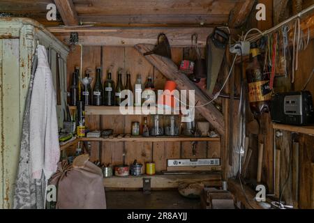 Interno di vecchio casolare in legno retrò in tipico cottage di montagna ceco in Roprachtice CZ 05 20 2023 Foto Stock