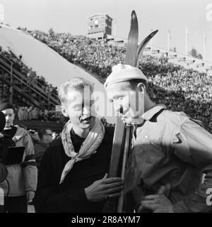 Attuale 15-3-1960: Abbiamo vinto e abbiamo vinto... I jumper hanno raccolto i record del pubblico e gli sciatori di fondo hanno fatto la storia dello sci. Foto: Sverre A. Børretzen / Aage Storløkken / Aktuell / NTB ***FOTO NON ELABORATA*** Foto Stock