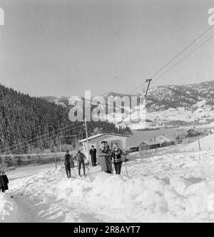 Attuale 53-11-1960: Chi vuole una macchina libera? La fortunata finger car continua il suo viaggio nel Telemark rivestito d'inverno. Se avete la destra thumbprint potete vincere un automobile. Foto: Sverre A. Børretzen / Arnfinn B. Storkaas / Aktuell / NTB ***FOTO NON ELABORATA*** Foto Stock