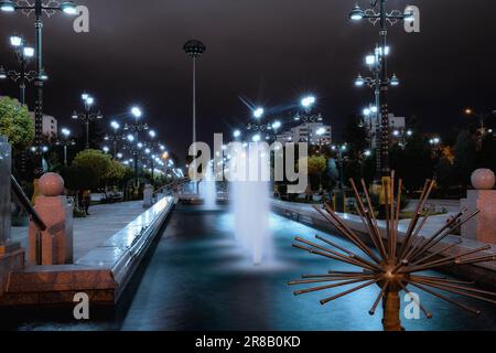 Parco pubblico di Inspiration Square di notte, Ashgabat. Foto Stock