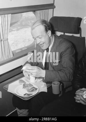 Corrente 10-1947: La rotta di volo espresso lungo la Norvegia con l'Hurtigrute di volo sulla rotta regolare, che sarà aperta a giugno, un volo parte da Tromsø e uno da Stavanger ogni mattina, mentre uno è in riserva. La durata del volo è di circa nove ore con ulteriori soste a Bergen, Oslo, Trondheim, Brønnøysund/Sandnessjøen, Bodø e Harstad. Da Tromsø, la rotta Hammerfest–Vadsø–Kirkenes hodt inizia con altri voli tre volte alla settimana per tratta. Il viaggio Kirkenes–Oslo richiederà quindi due giorni con il volo Hurtigruten. Ora passa circa una settimana. Ecco come Foto Stock