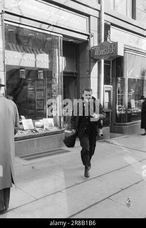 Attuale 19-6-1960: Tuttavia, sembra pigro Egil Monn Iversen non solo conduce Chat Noir e le chiavi Monn. È anche l'uomo d'affari dietro milioni di negozi. Foto: Sverre A. Børretzen / Aktuell / NTB ***FOTO NON ELABORATA*** Foto Stock