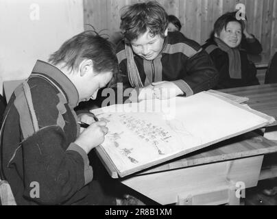 Corrente 3-1950: Bambini naturali in straitjacks.bambini della scuola in Karasjok ad una scuola superiore. John Guttormsen è un maestro nel disegnare mandrie di renne e renne e Johan Kemi (con un lasso sulla spalla) è pieno di ammirazione. I bambini Sami migranti non ottengono un rilascio adeguato per le loro abilità fino a quando non possono affrontare i soggetti della vita Sami e dell'allevamento di renne. Foto: Sverre A. Børretzen / Aktuell / NTB *** FOTO NON ELABORATA*** Foto Stock