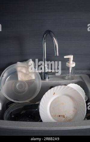 In cucina c'era un sacco di utensili sporchi Foto Stock