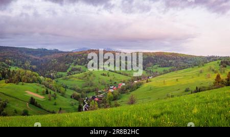 Osturna, in Slovacchia, con Belianske Tatras sullo sfondo. Foto Stock