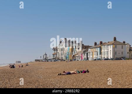 Aldeburgh, Suffolk, Regno Unito. Vista della spiaggia di ciottoli di Aldeburgh con colorati edifici sul lungomare sullo sfondo. Foto Stock