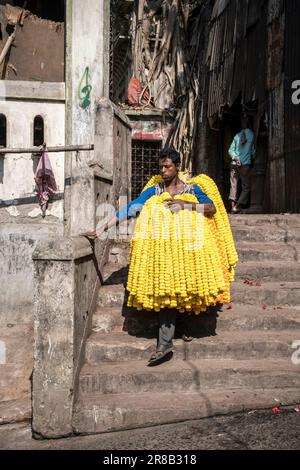 Marigold Garlands in vendita al Mallick Ghat Flower Market a Kolkata, India Foto Stock