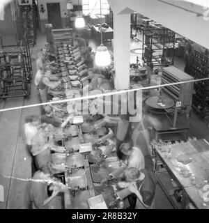 Attuale 22-3-1947: Sciopero della produzione ad AskimaA un paio di mesi fa, i lavoratori di Askim Gummivaefabrikk hanno deciso all'unanimità di seguire l'appello del governo per aumentare la produzione. L'obiettivo è stato fissato al dieci per cento, un aumento significativo per una fabbrica moderna, e le persone scettiche hanno suggerito che i lavoratori e l'azienda, che dovevano organizzare gli aspetti tecnici, avrebbero potuto prendere qualcosa di troppo duro. Ma nel complesso, la produzione in diversi reparti è aumentata di oltre il dieci per cento! Foto: TH. Skotaam / Aktuell / NTB ***FOTO NON ELABORATA*** Foto Stock