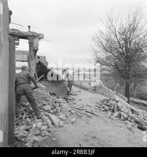 Corrente 47-1-1960: Gli aerei nel soggiorno. Sappiamo ancora troppo poco degli effetti del rumore sull'udito e sui nervi. Tuttavia, stiamo iniziando a costruire un grande aeroporto in una zona densamente costruita: Fornebu. Certo, molte case sono state costruite dopo l'arrivo dell'aeroporto, ma è chiaro che questa era una tipica zona residenziale, ben adatta per lo sviluppo suburbano. Foto: Ivar Aaserud / Aktuell / NTB ***FOTO NON ELABORATA*** Foto Stock