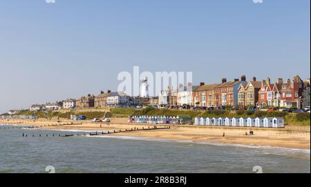 Southwold, Suffolk. REGNO UNITO. Giugno 2023. Vista sul lungomare di Southwold Beach dal molo. Foto Stock