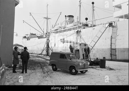 Corrente 10-9-1960: Bara galleggiante Flakke fissa vecchie vasche nel suo proprio laboratorio che non soddisfano gli standard professionali. Foto: Sverre A. Børretzen / Aktuell / NTB ***FOTO NON ELABORATA*** Foto Stock