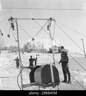 Attuale 53-11-1960: Chi vuole una macchina libera? La fortunata finger car continua il suo viaggio nel Telemark rivestito d'inverno. Se avete la destra thumbprint potete vincere un automobile. Foto: Sverre A. Børretzen / Arnfinn B. Storkaas / Aktuell / NTB ***FOTO NON ELABORATA*** Foto Stock