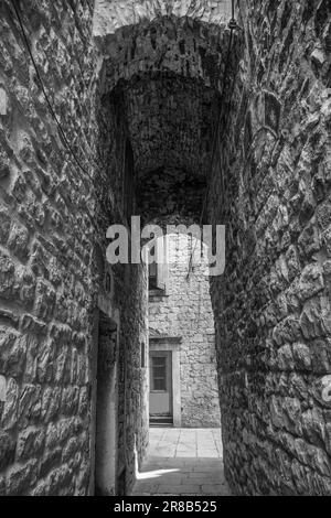 Un vicolo ad arco in una tranquilla strada secondaria nella storica città costiera di Spalato, in Croazia Foto Stock