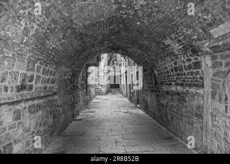 Un vicolo ad arco in una tranquilla strada secondaria nella storica città costiera di Spalato, in Croazia Foto Stock