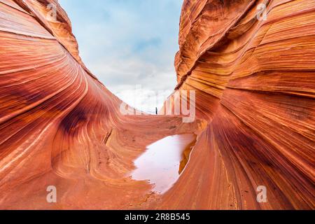 L'escursionista si trovava ai margini dell'onda a Kanab, Utah (Nord-ovest) Foto Stock