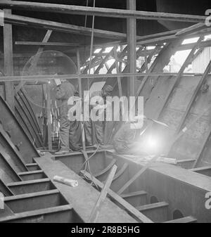 Attuale 14-1949: Fabbrica di Sjøbuss [immagine 0006]gli autobus di Landeveien sono diventati immensamente popolari perché soddisfano una parte importante delle attuali esigenze di trasporto in modo economico e veloce. Ma il canale ha anche i suoi autobus. Non era che molti anni fa che 'bus del mare 'era un nuovo e sconosciuto termine, una combinazione divertente delle parole, la gente ha pensato. Oggi, un certo numero di autobus marittimi si ardesia avanti e indietro lungo la costa, e la gente alle fermate lungo il canale non può più pensare di fare senza questo dispositivo. Gli autobus marittimi sono costruiti a Glommens MEK. Workshop a Kråkerøy al di fuori di Fredrikstad. Foto: SV Foto Stock