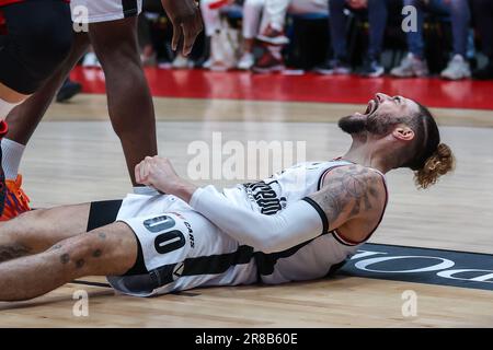 Isaia Cordinier #00 di Virtus Segafredo Bologna durante la LBA festeggia il LBA Basket A Finals 2023 Game 5 tra il EA7 Emporio Armani Milano e Virtus Segafredo Bologna al Mediolanum Forum. Punteggio finale; EA7 Milano 79 | 72 Virtus Bologna Foto Stock