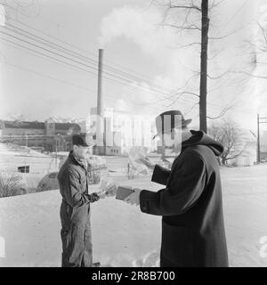 Effettivo 56-7-1960: Tuta o tute bonus di Natale sono diventati luogo comune a molte aziende. Ma non tutti i manager aziendali sono stati fortunati con la distribuzione. In molti luoghi di lavoro, la questione della gratiale o non è dipesa dal problema: Tuta o tute. Il lavoratore riceve NOK 250 come bonus di Natale. Questo collega è stato nel servizio dell'azienda per più di 20 anni. Quando l'imposta viene dedotta, sarà inferiore a 10 NOK. all'anno! Il funzionario riceve NOK 800. La differenza tra un operaio del collare bianco e un operaio oggi è soltanto questa: Un operaio del collare bianco è pagato mensilmente, Foto Stock