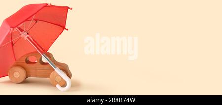 Macchina giocattolo in legno e mini ombrello su sfondo beige con spazio per il testo Foto Stock