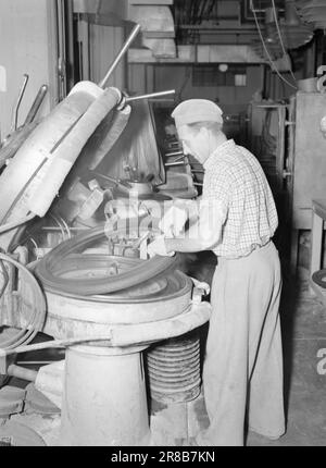 Attuale 22-3-1947: Sciopero della produzione ad AskimaA un paio di mesi fa, i lavoratori di Askim Gummivaefabrikk hanno deciso all'unanimità di seguire l'appello del governo per aumentare la produzione. L'obiettivo è stato fissato al dieci per cento, un aumento significativo per una fabbrica moderna, e le persone scettiche hanno suggerito che i lavoratori e l'azienda, che dovevano organizzare gli aspetti tecnici, avrebbero potuto prendere qualcosa di troppo duro. Ma nel complesso, la produzione in diversi reparti è aumentata di oltre il dieci per cento! Foto: TH. Skotaam / Aktuell / NTB ***FOTO NON ELABORATA*** Foto Stock