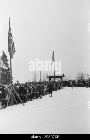 Corrente 5-5-1947: Holmenkollhagen 1947Holmenkollen e' stata una giornata ideale per la Holmenkollrenn 50th, con un nuovo record di terra di 71 metri, fissato dal norvegese Hans Kaarstein, BUL, Oslo. Swede Sven Israelsson ha vinto la Coppa del Re. E' la prima volta nella storia di Holmenkollen che uno straniero l'ha fatta. Foto: Aktuell / NTB ***FOTO NON ELABORATA*** Foto Stock