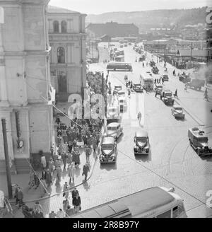 Attuale 13-1950: Quando il crollo comeLa cosa più caratteristica del traffico nel centro di Oslo è che non c'è spazio per questo. È stato male per molti anni, e peggiorerà. Foto: Arne Kjus / Aktuell / NTB Foto Stock