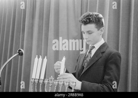 Corrente 52-1-1960: Chanukka dura fino a Pasqua ci sono persone in questo paese anche che non celebrare il Natale, non decorare alberi di Natale e non cantare caroli. E' abbastanza funeraria, sono i membri della comunità religiosa dei mosaici in Norvegia, il popolo di Gesù, gli ebrei. In cambio, celebrano altre feste religiose con almeno altrettanto festa. Foto: Sverre A. Børretzen / Aktuell / NTB ***FOTO NON ELABORATA*** Foto Stock