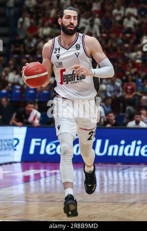 Milano, Italia. 19th giugno, 2023. Tornike Shengelia #21 di Virtus Segafredo Bologna in azione durante LBA Lega Basket A Finals 2023 Game 5 tra EA7 Emporio Armani Milano e Virtus Segafredo Bologna al Mediolanum Forum. Punteggio finale; EA7 Milano 79 | 72 Virtus Bologna (Photo by Fabrizio Carabelli/SOPA Images/Sipa USA) Credit: Sipa USA/Alamy Live News Foto Stock