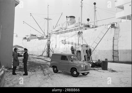 Corrente 10-9-1960: Bara galleggiante Flakke fissa vecchie vasche nel suo proprio laboratorio che non soddisfano gli standard professionali. Foto: Sverre A. Børretzen / Aktuell / NTB ***FOTO NON ELABORATA*** Foto Stock