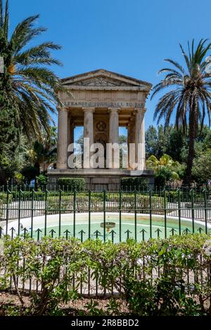 Valletta, Malta, 4 maggio 2023. Il monumento a Sir Alexander Ball è un monumento neoclassico situato nei Giardini inferiori di Barraka Foto Stock