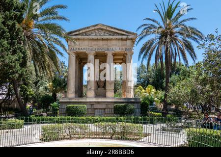 Valletta, Malta, 4 maggio 2023. Il monumento a Sir Alexander Ball è un monumento neoclassico situato nei Giardini inferiori di Barraka Foto Stock