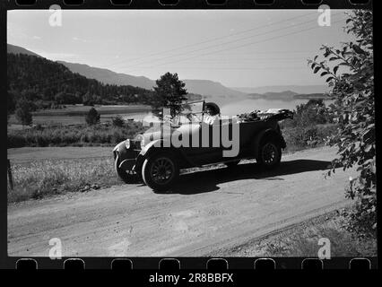 Attuale 32-7-1960: Al volo con le vecchie ruote.Can una giovane signora di oggi riesce a padroneggiare una vecchia macchina capricciosa su strade di montagna dure? Sverre A. Børretzen descrive un audace viaggio Oslo - Årdal - Oslo con il Buick Ambrosius (41 anni) guidato da Brit Hedberg (21 anni). Foto: Sverre A. Børretzen / Aktuell ****LA FOTO NON È UN'IMMAGINE ELABORATA*** Foto Stock