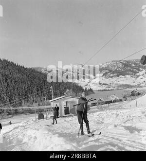 Attuale 53-11-1960: Chi vuole una macchina libera? La fortunata finger car continua il suo viaggio nel Telemark rivestito d'inverno. Se avete la destra thumbprint potete vincere un automobile. Foto: Sverre A. Børretzen / Arnfinn B. Storkaas / Aktuell / NTB ***FOTO NON ELABORATA*** Foto Stock